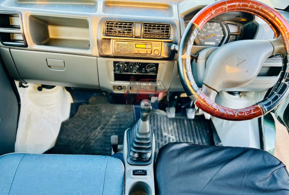 2000 Mitsubishi Minicab Truck 4WD photo 9